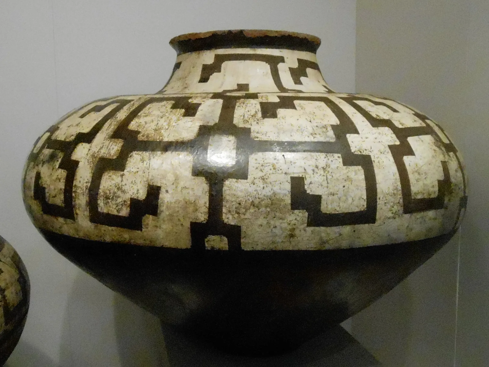 Masato chomo, a Shipibo-Conibo beer jar painted with bold angular lattice designs, nineteenth century — World Museum Liverpool · Wikimedia Commons